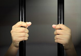 梦见被抓进监狱