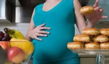 ֢״