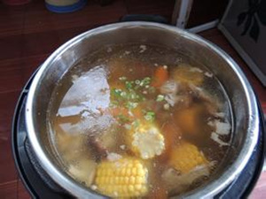 家常香菇玉米排骨汤的做法