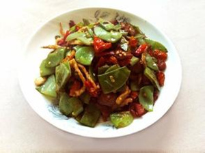 腊肉炒扁豆的做法