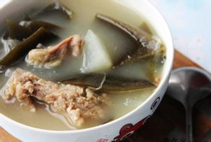 海带炖排骨汤的做法