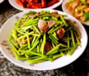 蒜苗炒肉的做法