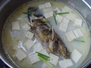 嘎鱼炖豆腐的做法