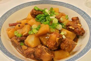 家常土豆炖排骨的做法