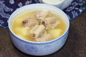 土豆炖排骨汤的做法