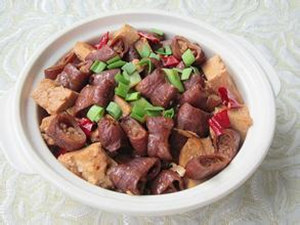 肥肠炖豆腐的做法