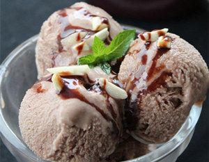 巧克力冰淇淋的做法 夏日必备之巧克力冰淇淋