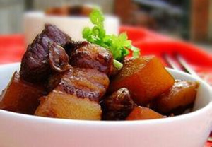 家常五花肉炖土豆的做法