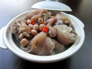 黄豆花生炖猪蹄的做法