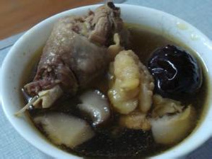 香菇煲鸡汤的做法