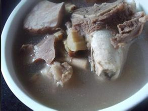 猪骨牛大力土茯苓煲汤的做法