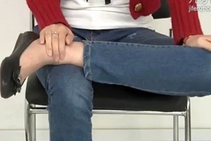 凳子上进行瘦腿瑜伽的练法