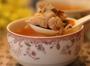 番茄墨鱼排骨汤的做法 养生好汤之番茄墨鱼排骨汤