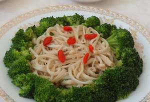 金针西兰花的做法