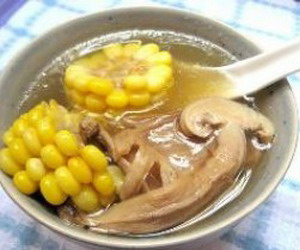 松茸菌玉米大骨汤