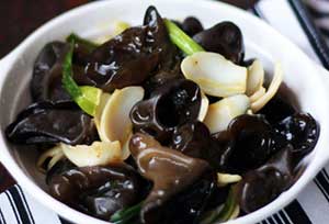 木耳炒百合的做法