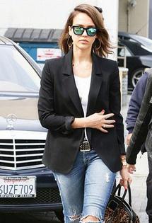 黑色小西装怎么搭配好看 黑色小西装怎么搭配合适