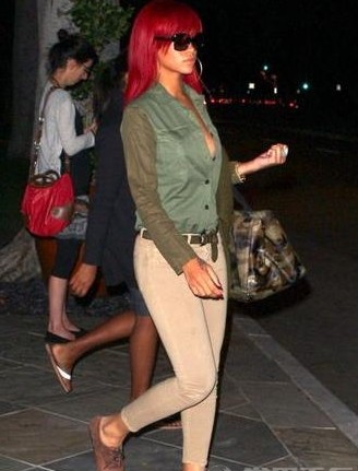 卡其色裤子配什么鞋好看