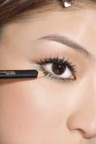 画眼妆的步骤 画眼妆的步骤教程图解