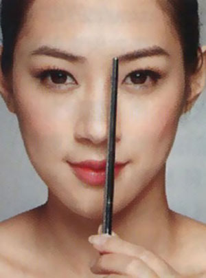 如何自己修眉