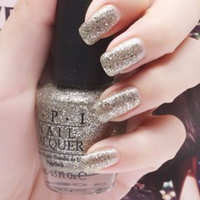 什么颜色的指甲油显手白