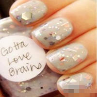 什么颜色的指甲油显手白