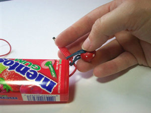 创意旧物改造之口香糖瓶子制作实用的收纳耳机线