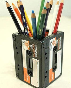 变废为宝手工作品之旧磁带制作个性创意笔筒