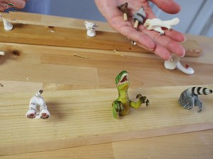 变废为宝手工制作之用玩具制作有趣的玄关挂钩