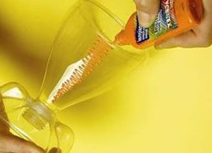 diy旧物改造塑料瓶 塑料瓶变身塑料茶杯