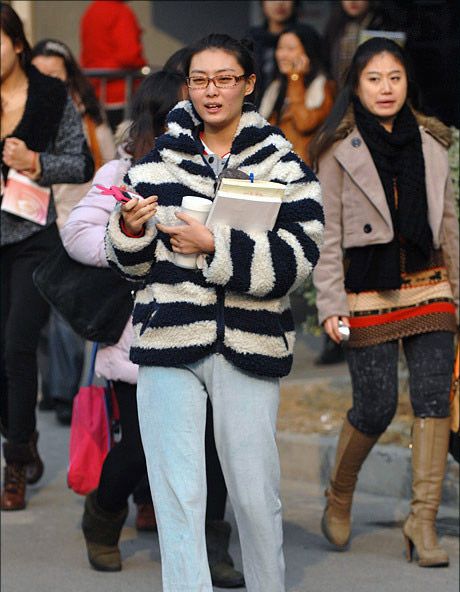 中国最真实养眼高校街拍 美女是这样穿的