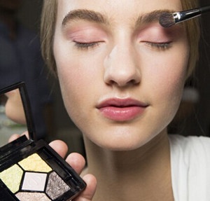 粉色眼影怎么画 粉色眼影的画法