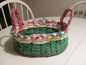 变废为宝手工之废塑料袋编织置物小篮子