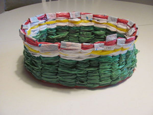 变废为宝手工之废塑料袋编织置物小篮子