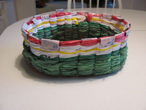 变废为宝手工之废塑料袋编织置物小篮子