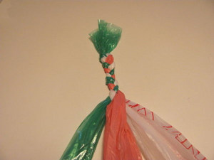 变废为宝手工之废塑料袋编织置物小篮子