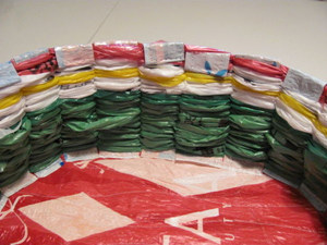 变废为宝手工之废塑料袋编织置物小篮子