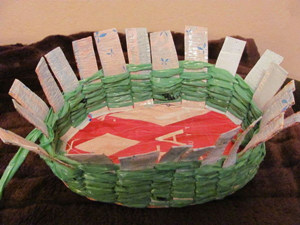 变废为宝手工之废塑料袋编织置物小篮子