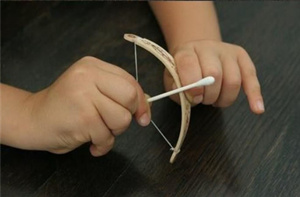 幼儿趣味手工之用棒冰棍制作小弓箭