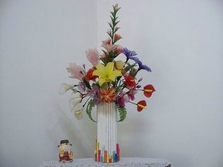 废旧挂历做花瓶