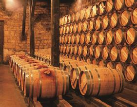 红酒怎样储存?适当的饮用红酒对于人的身体有着很大的促进作用,那么红酒怎样储存最好?生活小常识为您介绍红酒的储存方法。