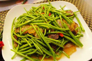 江西美食之藜蒿炒腊肉的做法