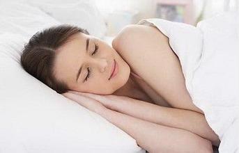 ˯����ʲô�ô� ���ֺ�˯�߶Լ�����ʮ����Ҫ