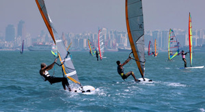 ˮ�Ϸ����˶���С��ʶ