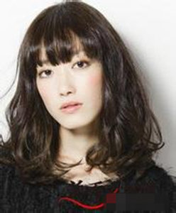 齐刘海中长发烫发好看吗 齐刘海中烫发图