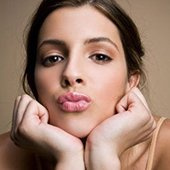 为什么嘴角周围会长痘