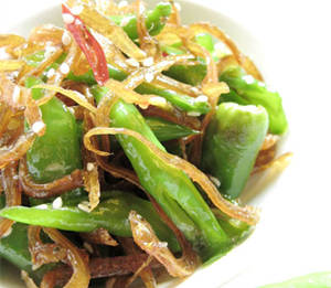 银鱼干炒绿椒的做法 韩式美食之银鱼干炒绿椒