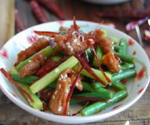 红椒蒜苗炒煎猪肉