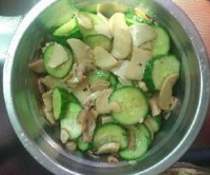 鸡腿菇炒黄瓜