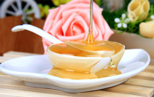 槐花蜜的功效 有降低血压解毒润燥之功效